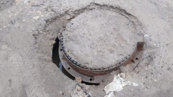 Можуть провалитися люди:  жителі Рудного стурбовані вирвою, яка утворилася біля люка