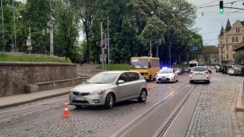 У Львові сталась ДТП: на пішохідному переході збили 11-річну дитину