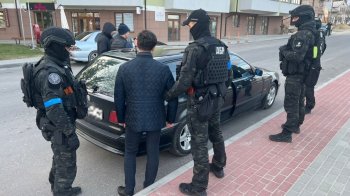 Вимагав гроші за автобус для військових: на Львівщині затримали чиновника