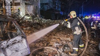 Рятувальники працюють на місці ракетного удару росіян по Київському району Харкова, 11 січня 2023