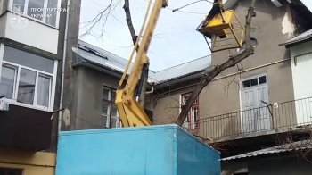 У Бродах судили посадовця через падіння комунальників з автомобільного підйомника