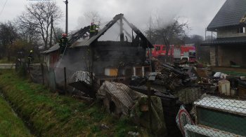 На Львівщині горіла господарська будівля: пожежники врятували кролів