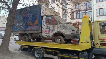 У Львові забрали покинуту автівку, що стояла на тротуарі 6 років