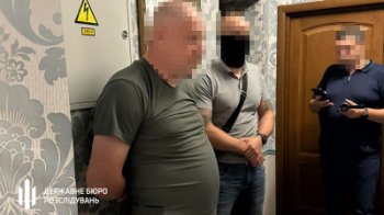Допомагав військовозобов’язаним виїхати з України: ДБР затримало посадовця Київської міської військової адміністрації (відео)