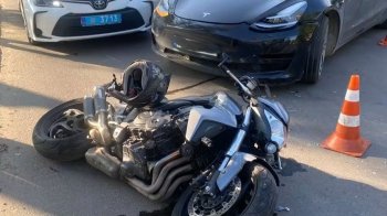 У Львові внаслідок зіткнення Tesla та мотоцикла травмувався 40-річний водій двоколісного
