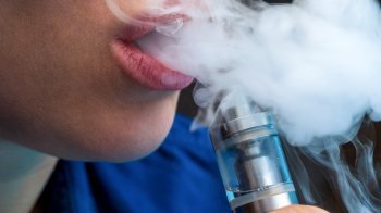 До лікарні Львова вдруге госпіталізували 14-річну дівчину після куріння вейпу