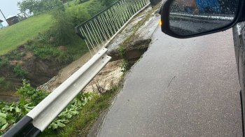 Негода на Львівщині: в Уричі обвалений міст та розмита дорога