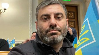 Омбудсмен дивиться в кадр