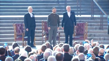 Зеленський виступає в британському парламенті, його зустріли оваціями (відео)