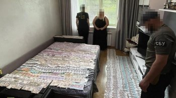 Засуджена за переправлення чоловіка за кордон вчителька з Яворівщини віддала 100 тис. грн на ЗСУ