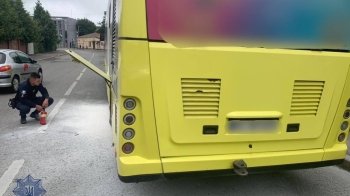 У Львові патрульні загасили маршрутку, яка загорілась під час руху
