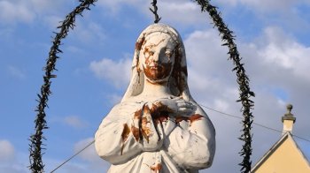 Поліція знайшла хулігана, який облив кетчупом скульптуру Богородиці в Жовкві