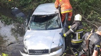 Жахливе ДТП на Львівщині: жінка загинула у заповненому водою авто