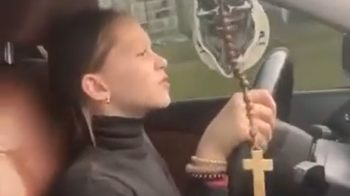 дівчинка за кермом