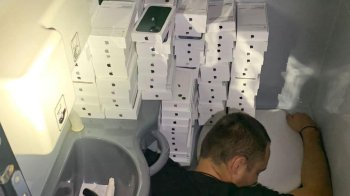 “Айфони” під сидіннями і навіть у вбиральні: прикордонники затримали контрабанду на 10 мільйонів (фото)