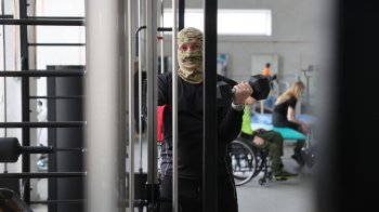 Руку знайшов за 10 метрів від себе: у Львові протезуватимуть пораненого снайпера-розвідника