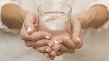 Освячена вода: як зберігати та що робити категорично не можна