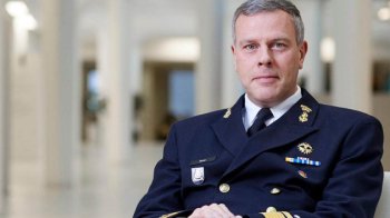 Роб Бауер дивиться в камеру