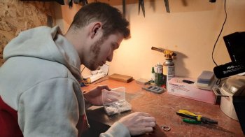 У Львові переселенець з Маріуполя створює сувеніри з трофейної техніки й збирає гроші на ЗСУ