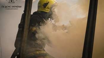 У Самборі вогнеборці врятували автомобіль від вогню