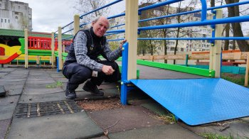 У реабілітаційному центрі Львова встановлюють інклюзивний дитячий майданчик