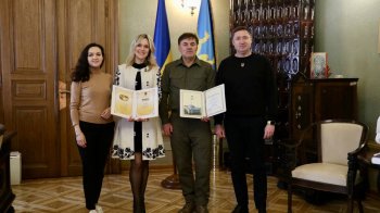 Максим Козицький та нагороджені волонтери стоять разом