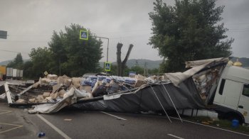 На Львівщині зіштовхнулися дві вантажівки: одного водія витягували із затиснутої кабіни