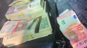 Мешканець Львівщини намагався провезти через митницю близько 900 тис. грн у валюті