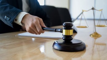 Жінка побила поліцейського палицею під час затримання сина на Львівщині