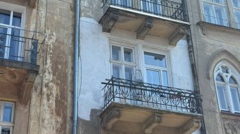 У Львові жінка пофарбувала фасад у білий колір — змусили відновити