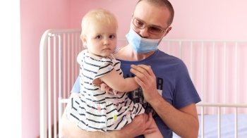 Львівські лікарі врятували однорічну дівчинку, яка ледь не задихнулася через пухлину в грудях