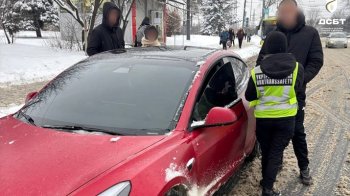 У Львові інспектори виявили нелегального перевізника на Tesla