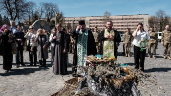 У Львові на Личакові на могили полеглих воїнів поклали освячені галузки верби