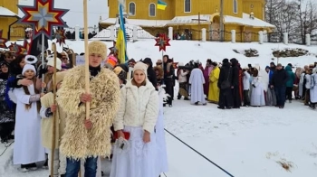 “РІЗДВЯНІ ПТАШКИ”: як вертепи збирають мільйони на дрони для 80-ї бригади — отець Роман Гром