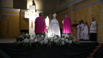 У зруйнованому костелі босих кармелітів у Львові вперше за 80 років відбулась молитва