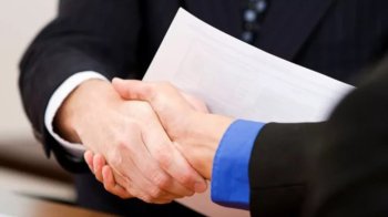 На Львівщині податківця звільнили від кримінальної відповідальності за хабар і службове підроблення