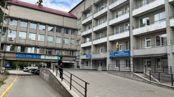 Біля лікарні у Львові заборонять паркування через проблеми з проїздом швидких