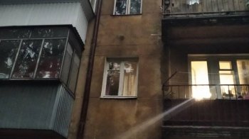 Вода водоспадом стікає по стіні: львів’яни поскаржились на прогнилі ринви та бездіяльність комунальників