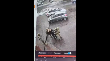 Чоловіка б'ють троє військових