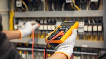 Уродженець Львівщини підробляв звіти енергокомпанії та видавав себе за її працівника