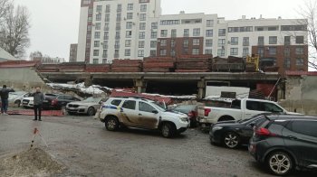 Кримінальне провадження у Львові через обвал бетонної стіни на авто