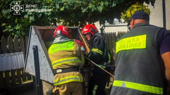74-річна жінка вижила після падіння в 5-метровий колодязь