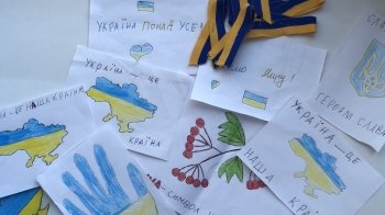 Дві сестри із Самбора створюють та продають патріотичні малюнки