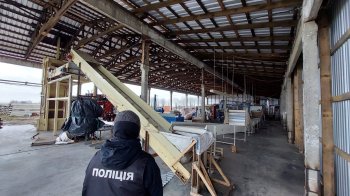 Волиняни налагодили цикл повного виробництва тютюну — від вирощування до висушування й ферментування, фото поліції
