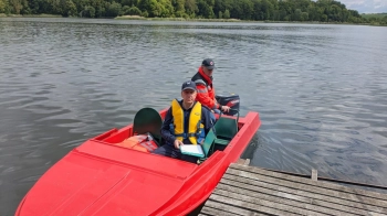 Катер на водоймі