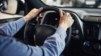 Уродження Львівщини оштрафували за шпигунську камеру під час здачі на водійські права