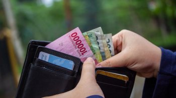 Скільки готівки можна вивозити з України у 2025 році