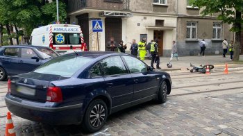 У Львові водій електровелосипеда потрапив до лікарні після аварії з Volkswagen