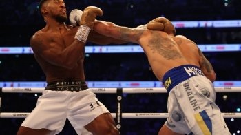 Олександр Усик став чемпіоном світу з боксу у суперважкій вазі