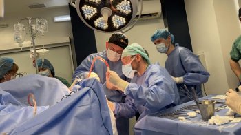 Львівські медики видалили чоловікові при свідомості пухлину головного мозку